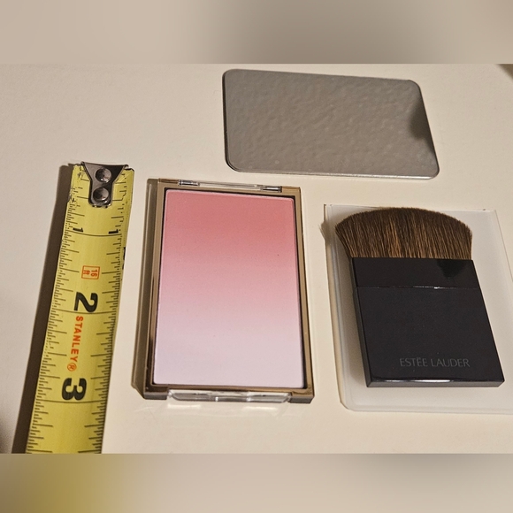 Estee Lauder Gradient Pink Blush with Brush And Mirror - Picture 2 of 3